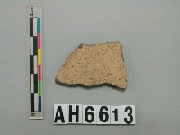 藏品(淺褐色夾砂陶片)的圖片